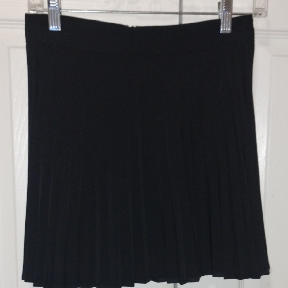 Sun-deh Elegant Black Pleated Skirt